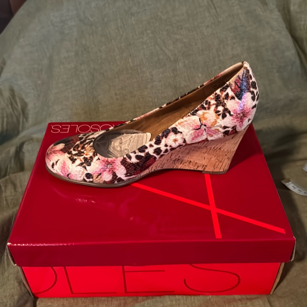 Ladies wedge shoe
